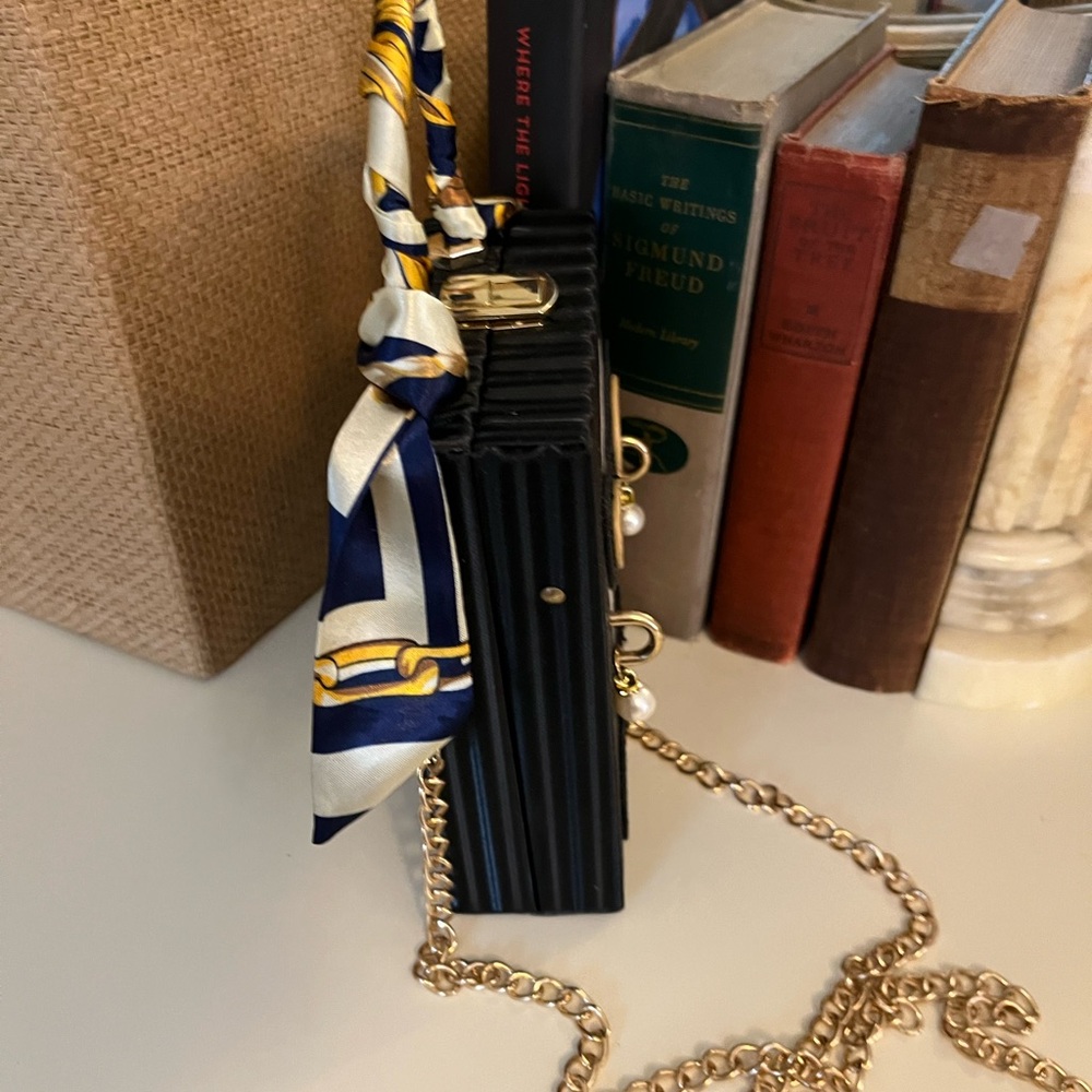 Stylish Women's Handbag with Graphic Design - Picture 6 of 9